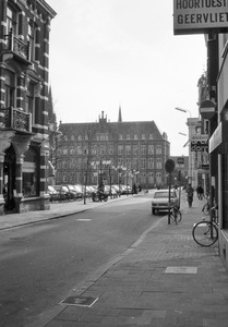 831405 Gezicht vanuit de Zadelstraat te Utrecht op de voorgevel van het Utrechts Conservatorium (voormalig ziekenhuis ...